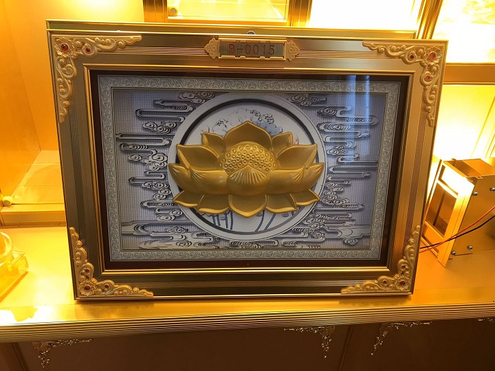 骨灰架不建議放供品，然可以放些生前遺物